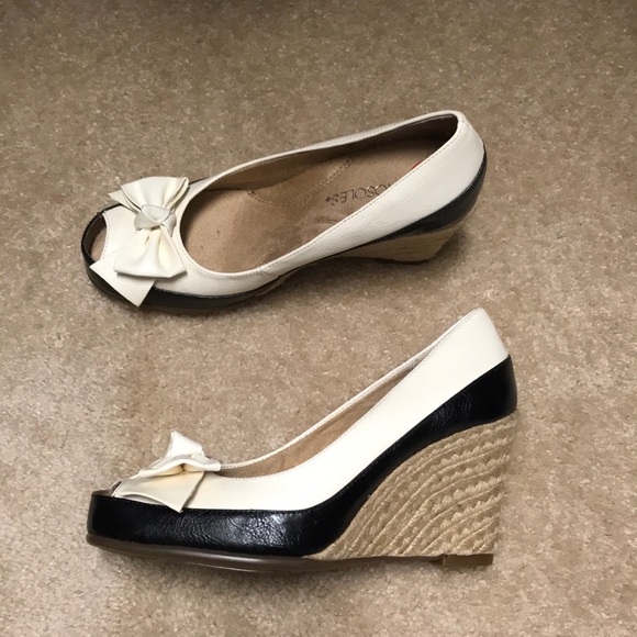 “NWOT” AEROSOLE TWO TONE COLORED WEDGE HEELS 6 1/2 - Picture 2 of 6